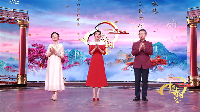 3-节目剧照（从左往右分别为杨雨、龙洋和康震）.jpg