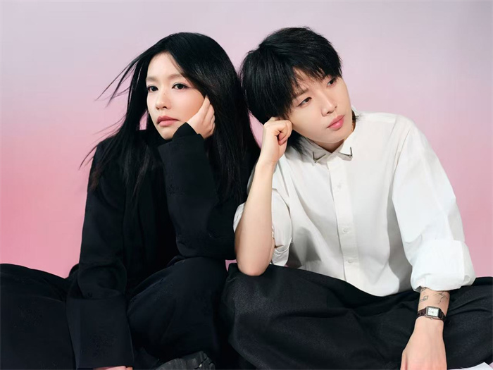 当治愈嗓音遇见多元曲风： 房东的猫成华语合作曲目“质感加持者”